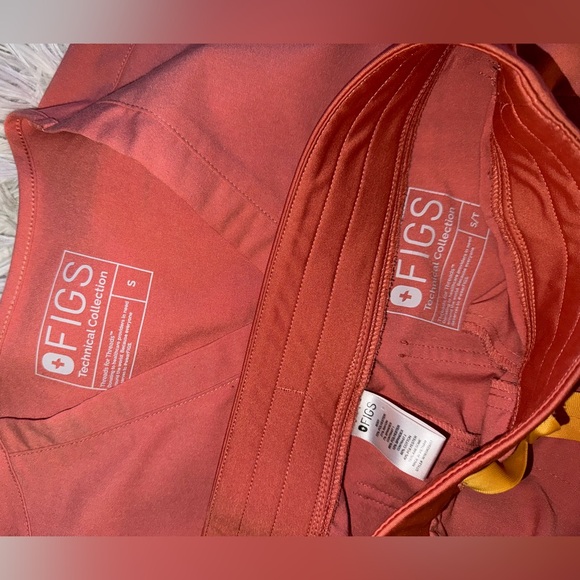 FIGS CORAL SET🩷🎀 - Picture 2 of 2